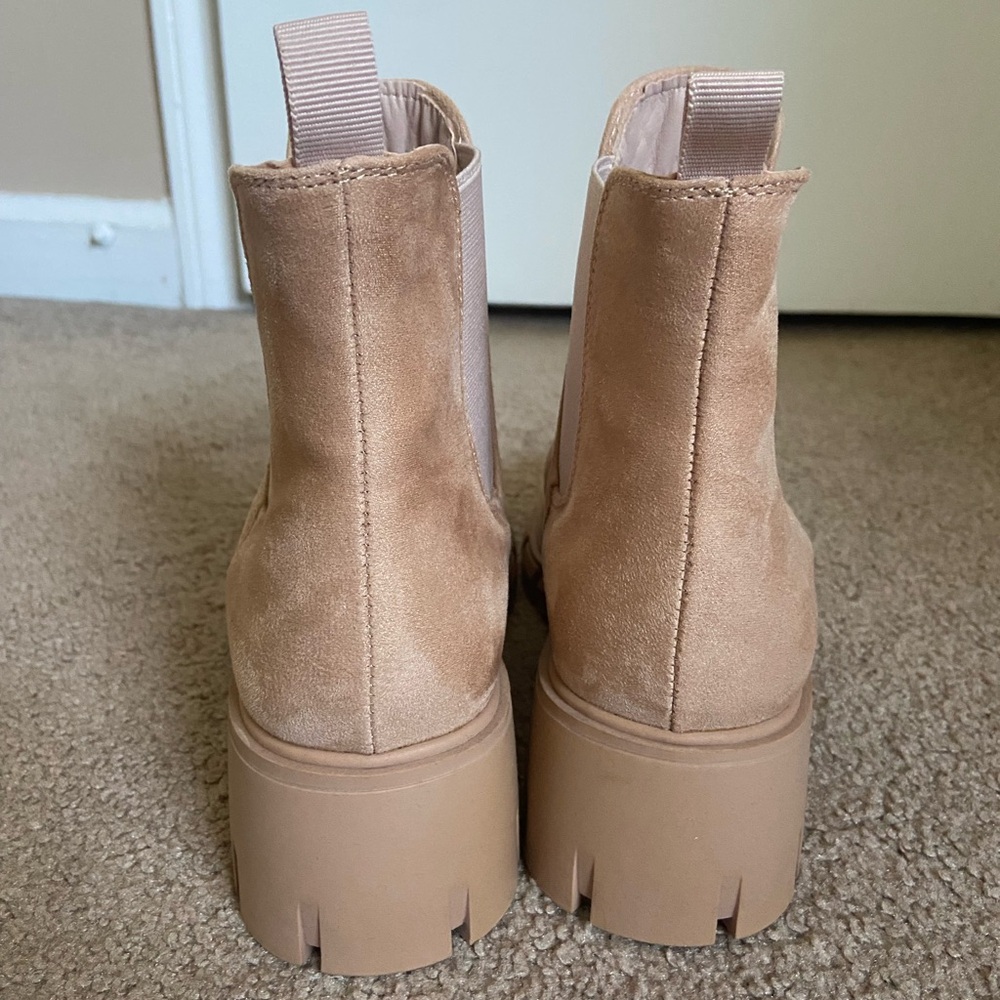 Beige Chelsea boots size 7